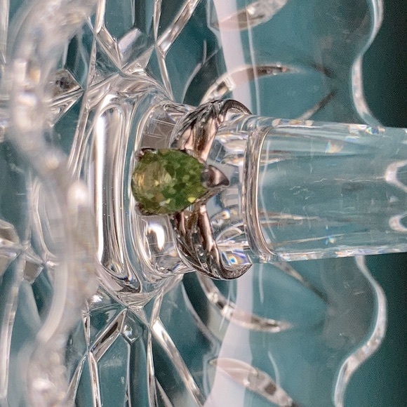 Gorgeous Vintage Silver Ring with Green Gemstone - Picture 5 of 9